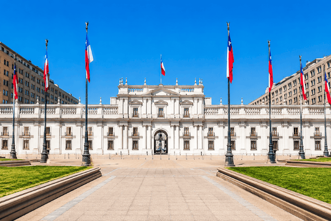 Palácio de La Moneda em Santiago do Chile com bandeiras chilenas e arquitetura histórica em passeio turístico pela capital chilena