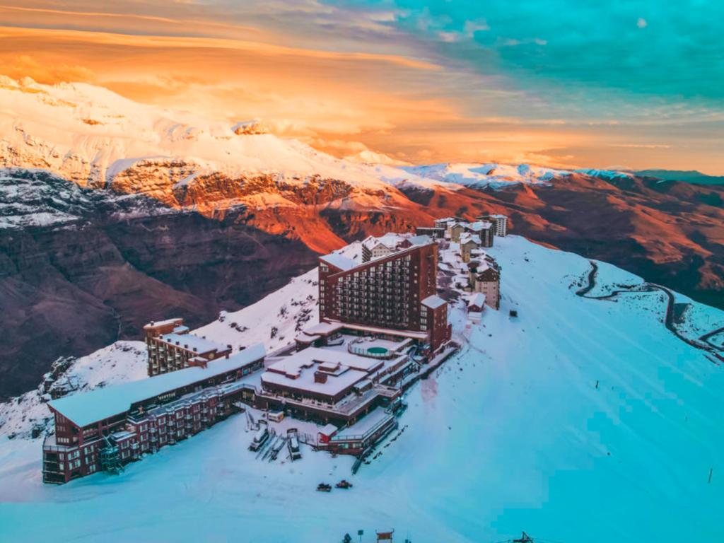 Vista aérea do Valle Nevado na Cordilheira dos Andes com montanhas nevadas ao pôr do sol em Santiago do Chile