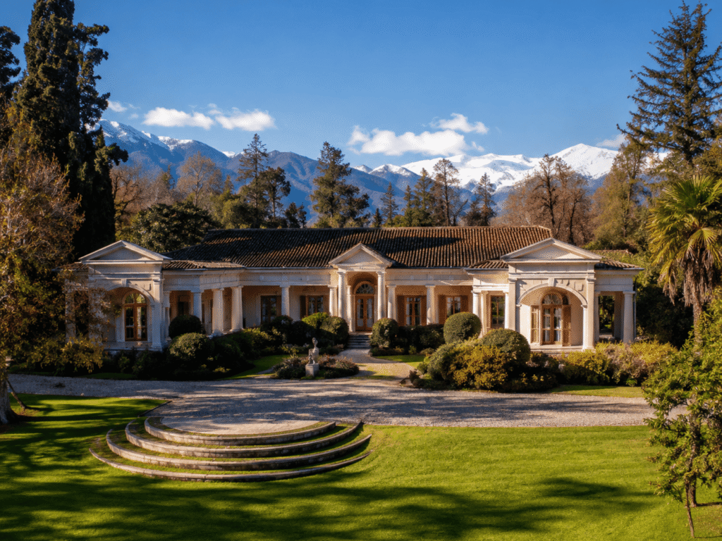 Entrada da Vinícola Concha y Toro no Chile com jardins sofisticados, arquitetura clássica e paisagens exclusivas entre vinhedos e montanhas